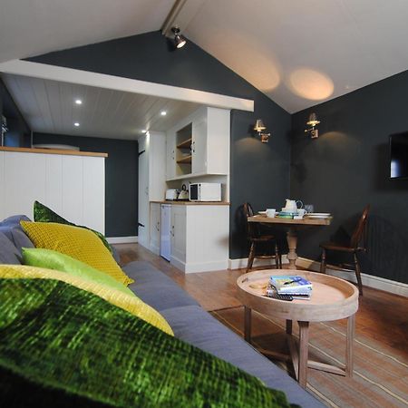 Courtyard Cottages Lymington, 2 Adults Only ภายนอก รูปภาพ