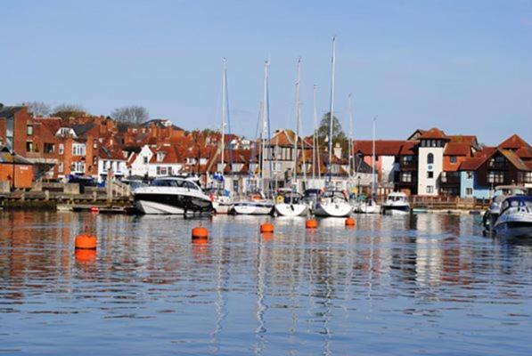 Courtyard Cottages Lymington, 2 Adults Only ภายนอก รูปภาพ