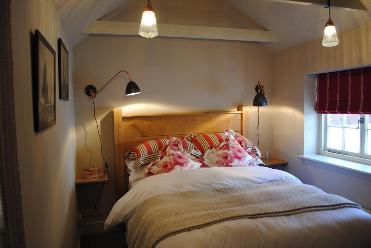 Courtyard Cottages Lymington, 2 Adults Only ภายนอก รูปภาพ